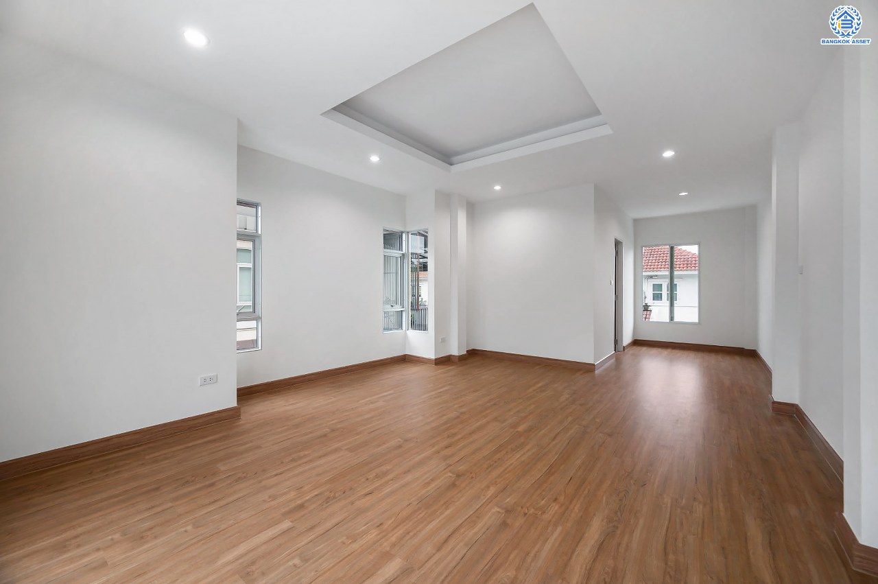 บ้านมือสองตกแต่งใหม่ โครงการ เดอะซิตี้ รัตนาธิเบศร์-แคราย เนื้อที่กว่า 62.4 ตร.ว. พื้นที่ใช้สอย 190.81 ตร.ม. พร้อมฟังก์ชัน 3 ห้องนอน 3 ห้องน้ำ จอดรถได้ 2 คัน บนทำเลศักยภาพ ติดถนนรัตนาธิเบศร์ เชื่อมต่อถนนงามวงศ์วาน, ถนนติวานนท์, ถนนเลี่ยงเมืองนนทบุรี ทำเลใจกลาง 2 เซ็นทรัล ใกล้รถไฟฟ้าสายสีม่วง "สถานีสะพานพระนั่งเกล้า" และจุดขึ้นทางด่วน "งามวงศ์วาน"